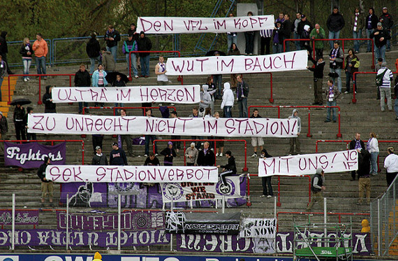 Auch in Osnabrück sind Stadionverbote immer wieder Thema<br />Bild: VioletCrew.de”><figcaption>Auch in Osnabrück sind Stadionverbote immer wieder Thema<br />Bild: VioletCrew.de</figcaption></figure>
                </div>
                
                <!-- YouTube (Meta-Feld) -->
                
            </div>
        </article>

                <script>
        (function() {
            var root = document.querySelector('.ff-single-news-gallery');
            if (!root) return;
            var slides = root.querySelectorAll('.ff-single-news-gallery-slide');
            var dots = root.querySelectorAll('.ff-single-news-gallery-dot');
            var prev = root.querySelector('.ff-single-news-gallery-prev');
            var next = root.querySelector('.ff-single-news-gallery-next');
            var n = slides.length;
            if (n < 2) return;
            var i = 0;
            function closeAllImgInfo() {
                root.querySelectorAll('.ff-fv-img-info-host.is-info-open').forEach(function(host) {
                    host.classList.remove('is-info-open');
                    var b = host.querySelector('.ff-fv-img-info-btn');
                    var p = host.querySelector('.ff-fv-img-info-panel');
                    if (b) b.setAttribute('aria-expanded', 'false');
                    if (p) p.setAttribute('aria-hidden', 'true');
                });
            }
            function show(idx) {
                closeAllImgInfo();
                i = ((idx % n) + n) % n;
                for (var s = 0; s < n; s++) {
                    if (s === i) slides[s].removeAttribute('hidden'); else slides[s].setAttribute('hidden', '');
                }
                for (var s = 0; s < dots.length; s++) {
                    dots[s].classList.toggle('is-active', s === i);
                    dots[s].setAttribute('aria-selected', s === i ? 'true' : 'false');
                }
            }
            if (prev) prev.addEventListener('click', function() { show(i - 1); });
            if (next) next.addEventListener('click', function() { show(i + 1); });
            for (var d = 0; d < dots.length; d++) {
                (function(di) { dots[di].addEventListener('click', function() { show(di); }); })(d);
            }
        })();
        </script>
        
        <!-- Kommentare -->
                <section class=