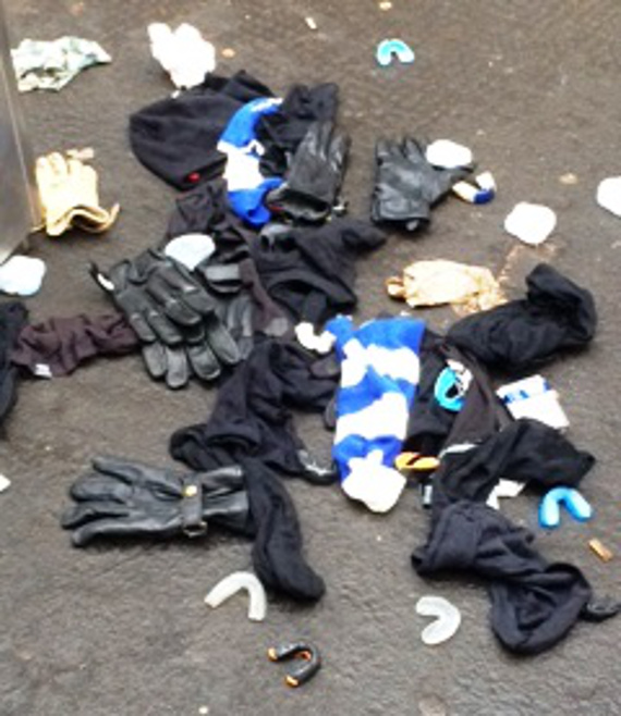 Handschuhe, Sturmhauben, Mundschützer: Diese Gegenstände fand die Polizei bei FCM-Fans<br />    <button type=