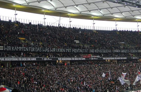Die Eintracht Fans wollen sich von der DFB-Strafe nicht unterkriegen lassen<br />    <button type=
