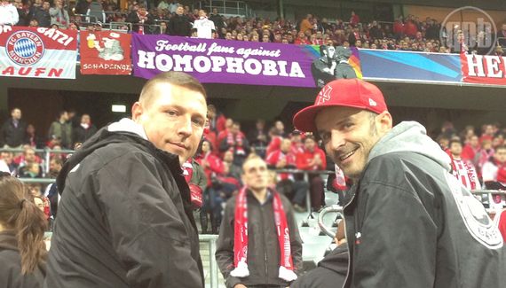 Queerpass Bayern Mitglieder beim Heimspiel gegen Moskau<br />    <button type=