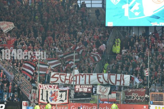 In Bochum sollen Fortuna Fans Gegenstände geworfen haben<br />    <button type=
