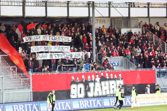 Spruchband für verstorbenen Mainz 05 Ultà<br />    <button type=
