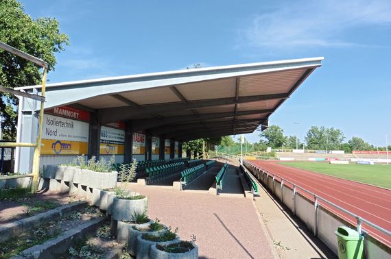 Die Rangeleien sollen sich im Stadtstadion in Merseburg zugetragen haben<br />    <button type=