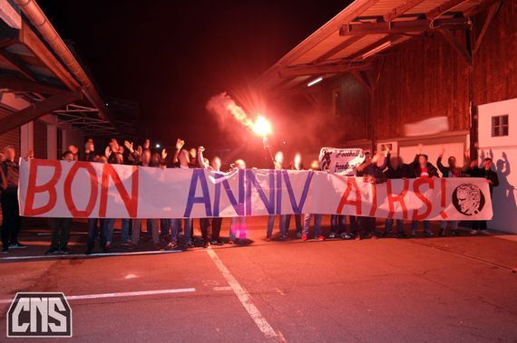 Die Coloniacs gratulierten den Authentiks aus Paris zum Geburtstag<br />    <button type=