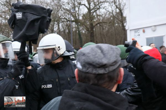 Polizei filmt Fans, Fan filmt Polizei.<br />Bild: union-foto-hupe.de”><figcaption>Polizei filmt Fans, Fan filmt Polizei.<br />Bild: union-foto-hupe.de</figcaption></figure>
                </div>
                
                <!-- YouTube (Meta-Feld) -->
                
            </div>
        </article>

                <script>
        (function() {
            var root = document.querySelector('.ff-single-news-gallery');
            if (!root) return;
            var slides = root.querySelectorAll('.ff-single-news-gallery-slide');
            var dots = root.querySelectorAll('.ff-single-news-gallery-dot');
            var prev = root.querySelector('.ff-single-news-gallery-prev');
            var next = root.querySelector('.ff-single-news-gallery-next');
            var n = slides.length;
            if (n < 2) return;
            var i = 0;
            function closeAllImgInfo() {
                root.querySelectorAll('.ff-fv-img-info-host.is-info-open').forEach(function(host) {
                    host.classList.remove('is-info-open');
                    var b = host.querySelector('.ff-fv-img-info-btn');
                    var p = host.querySelector('.ff-fv-img-info-panel');
                    if (b) b.setAttribute('aria-expanded', 'false');
                    if (p) p.setAttribute('aria-hidden', 'true');
                });
            }
            function show(idx) {
                closeAllImgInfo();
                i = ((idx % n) + n) % n;
                for (var s = 0; s < n; s++) {
                    if (s === i) slides[s].removeAttribute('hidden'); else slides[s].setAttribute('hidden', '');
                }
                for (var s = 0; s < dots.length; s++) {
                    dots[s].classList.toggle('is-active', s === i);
                    dots[s].setAttribute('aria-selected', s === i ? 'true' : 'false');
                }
            }
            if (prev) prev.addEventListener('click', function() { show(i - 1); });
            if (next) next.addEventListener('click', function() { show(i + 1); });
            for (var d = 0; d < dots.length; d++) {
                (function(di) { dots[di].addEventListener('click', function() { show(di); }); })(d);
            }
        })();
        </script>
        
        <!-- Kommentare -->
                <section class=