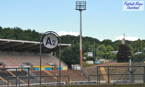 Auch die Blockschilder werden versteigert. Bild: Bild: Fussball-News Saarland / Steven Mohr