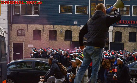 Der Augsburger Fanmarsch im Europapokal in Alkmaar<br />    <button type=