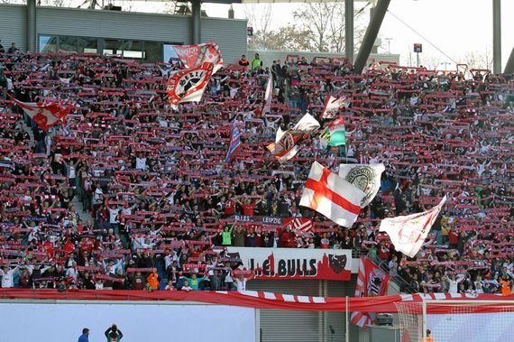 Schlechte Stimmung im Zentralstadion? Die Vorsänger sind jedenfalls nicht zufrieden.<br />    <button type=