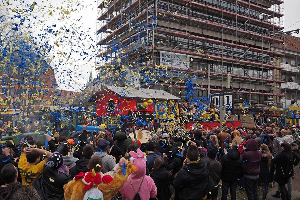 Eintracht Braunschweig Fans auf dem Karnevalszug in Braunschweig<br />    <button type=