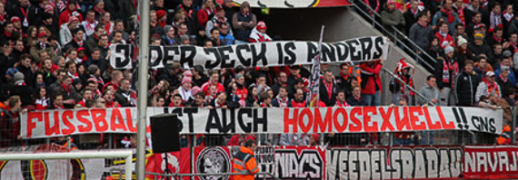 Auch im Stadion sind die Coloniacs gegen Homophobie aktiv<br />    <button type=