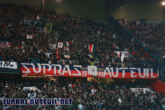 Die Supras auf der Virage Auteil vor dem Verbot<br />Bild: Supras Auteuil“><figcaption>Die Supras auf der Virage Auteil vor dem Verbot<br />Bild: Supras Auteuil</figcaption></figure>
            </div>

                    </article>

                <section class=