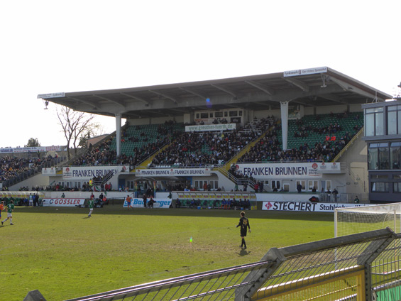 Das Duisburg Heimspiel ist das letzte für die Haupttribüne<br />    <button type=