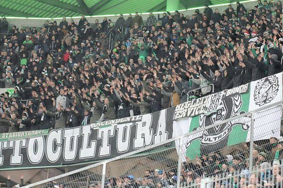 Bis zu 70 Euro müssen Mönchengladbach Fans für das Spiel in Wolfsburg zahlen<br />    <button type=