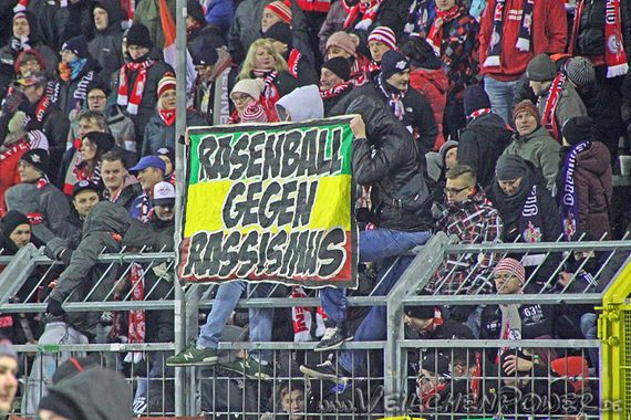 Die Rasenball gegen Rassismus Fahne hängt nun auch am Fanstand der Rasenballisten<br />    <button type=