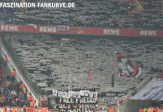 Proteste gegen eine DFB-Strafe im Gästeblock<br />    <button type=
