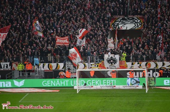 Frankfurter Fanmaterialien in der Kölner Südkurve<br />    <button type=