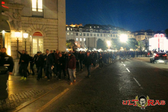 Wie schon im letzten Jahr vor dem Gastspiel bei Benfica, trifft sich die Leverkusener Fanszene auf den zentralen Rossio in Lissabon<br />    <button type=