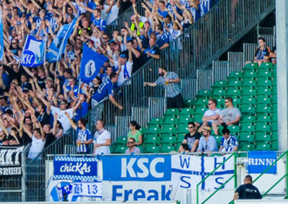 Die KSC-Freak Fahne in Fürth<br />    <button type=
