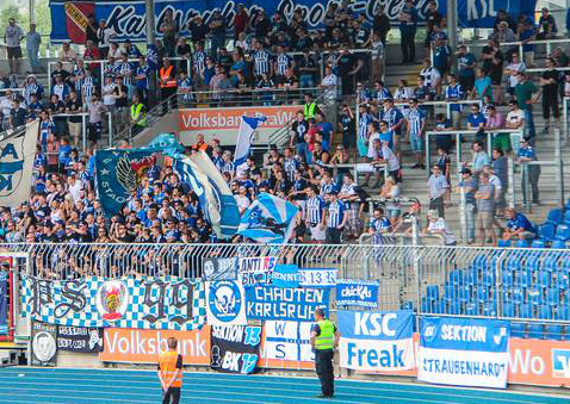 Die KSC-Freak Fahne in Braunschweig<br />    <button type=