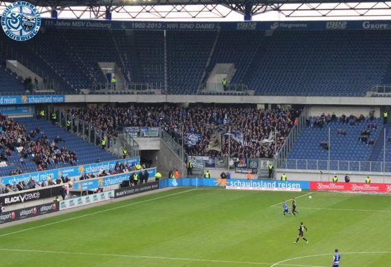 In Duisburg hing die KSC-Freak Fahne vor dem Diebstahl in der Nähe des Pufferblocks (links im Bild)<br />    <button type=