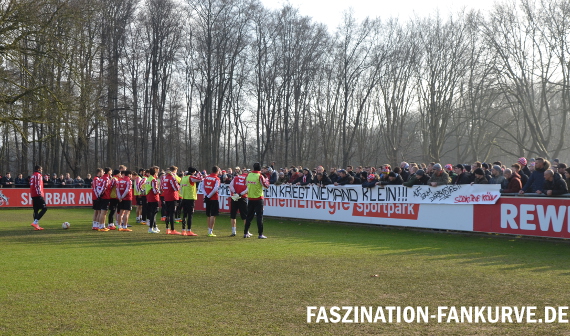 Die Südkurve zu Besuch beim Abschlusstraining am Vortag<br />    <button type=