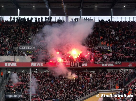 Pyroshow der Ultras Leverkusen im Oberrang<br />    <button type=