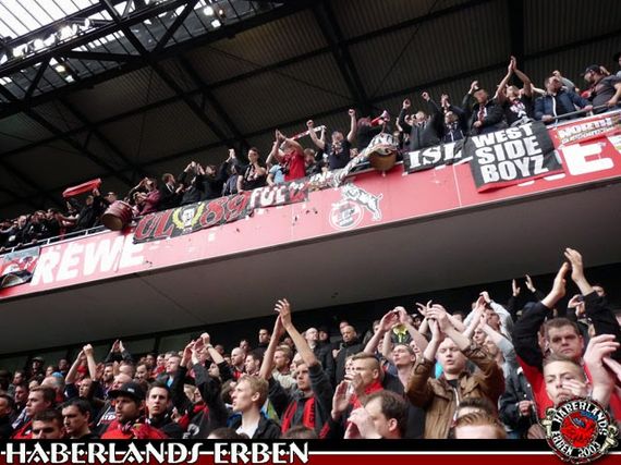 Die Leverkusen Fans beim letzten Spiel in Köln<br />    <button type=