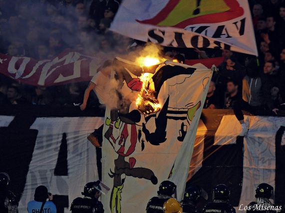 Brennende Roter Stern Fahnen.<br />Bild: losmisenas-groundhopping.blogspot.de“><figcaption>Brennende Roter Stern Fahnen.<br />Bild: losmisenas-groundhopping.blogspot.de</figcaption></figure>
<figure><img decoding=