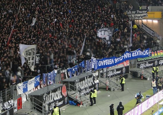 Die geklauten Schalke Zaunfahnen in der Nordwestkurve<br />    <button type=