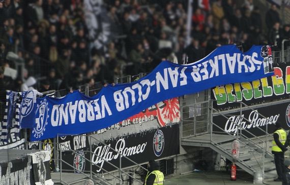 Auch die Schalker Fan-Club Verband Zaunfahne landete in Frankfurt<br />    <button type=