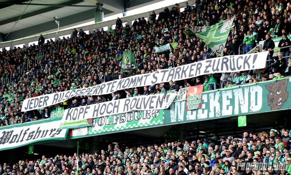 Spruchband für einen Stadionverbotler<br />    <button type=