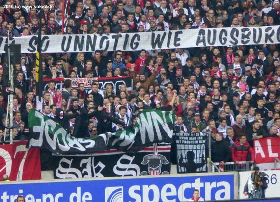 Hannover 96 Zaunfahne in der Cannstatter Kurve<br />    <button type=
