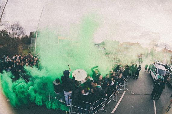 Fürther Fans auf dem Weg zum Derby in Nürnberg<br />    <button type=