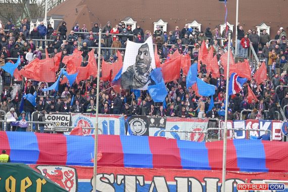 In Gedenken an den verstorbene Fenerbahce Vorsänger. Bild: Rot-Blau.com