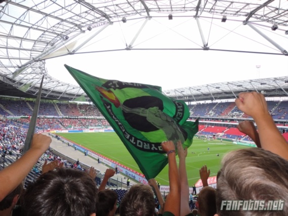 Wolfsburger Pyrotechnik ist kein Verbrechen Fahne vor über zwei Jahren in Hannover<br />    <button type=
