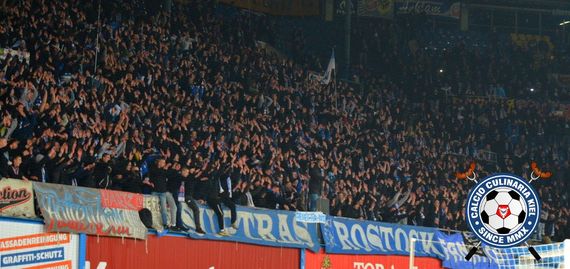 Die Rostocker Südtribüne gestern bei Duell gegen Holstein Kiel<br />    <button type=