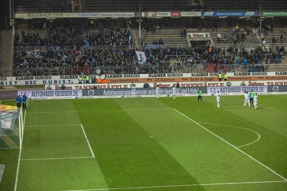 KSC-Spieler gestern Abend vor der Gegengerade<br />    <button type=