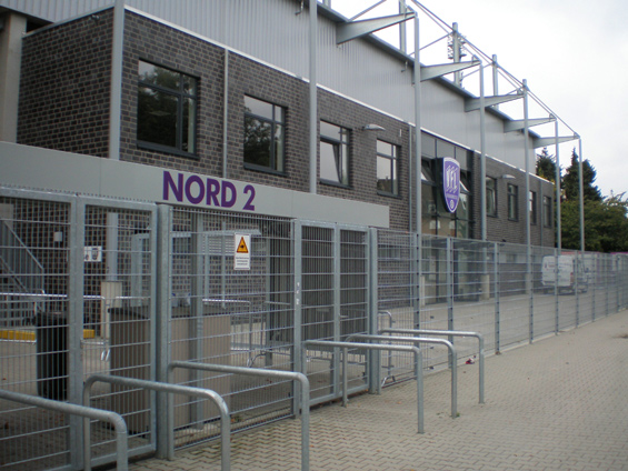 Die Vorfälle ereigneten sich vor dem Stadion<br />    <button type=