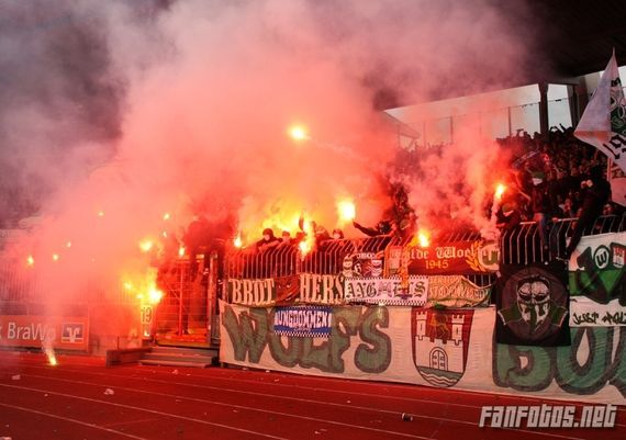 Auch bei der Pyroshow in Braunschweig wurde Pyrotechnik im Innenraum entsorgt<br />    <button type=