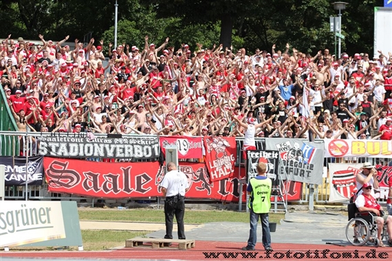 RWE-Zaunfahne beim Gastspiel von Halle in Erfurt im Gästeblock<br />    <button type=