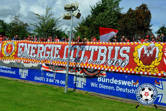 So farbenfroh wird der Gästeblock in Kiel heute nicht aussehen<br />    <button type=