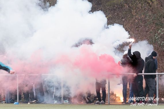 Pyroshow der RWE-Fans<br />    <button type=