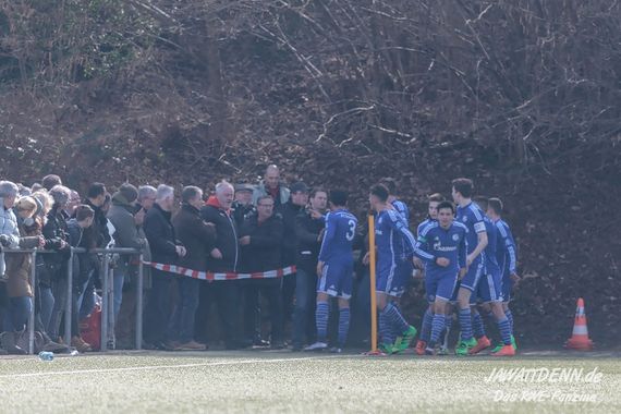 Bei diesem Torjubel soll ein Schalker Spieler getreten worden sein<br />    <button type=