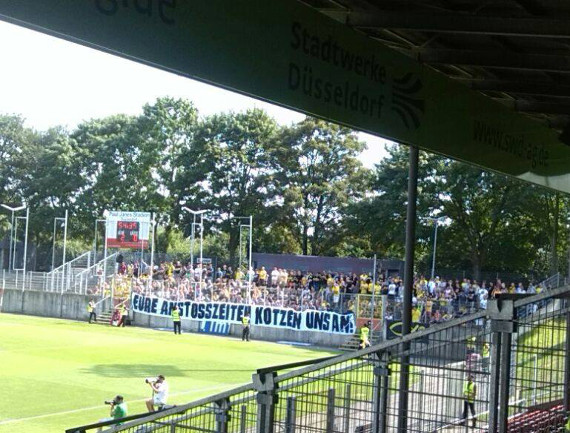 Auch in Düsseldorf mussten die Dortmunder Amateure unter der Woche mittags ran, was zu Fanprotesten führte<br />    <button type=