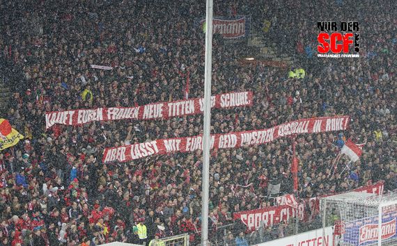 Der SC Freiburg distanzierte sich von diesem Spruchband.<br />    <button type=