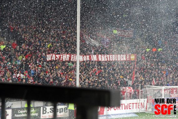 Was für ein Mob im Gästeblock! Spruchband.<br />    <button type=