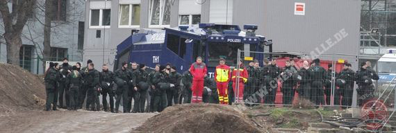 Wasserwerfer bei Erfurt gegen Halle<br />    <button type=