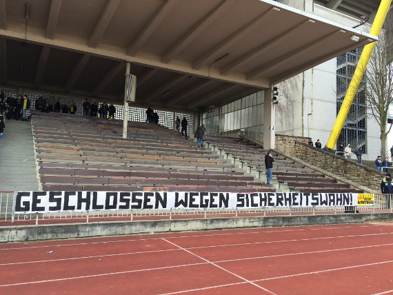 Frühe Anstoßzeit, leere Ränge und stattdessen Proteste<br />    <button type=