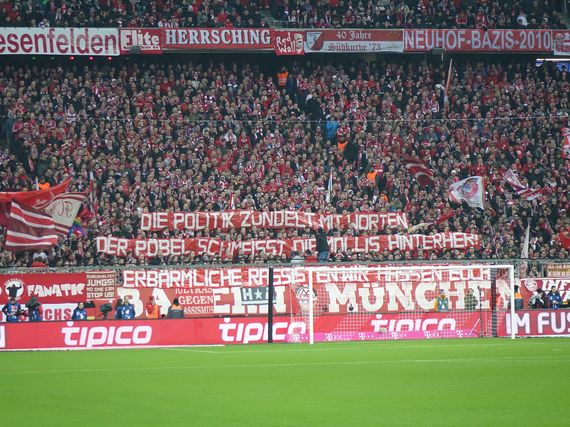 Anti-Rassismus Spruchband der Schickeria beim Heimspiel gegen Bremen.<br />    <button type=