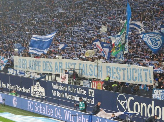Der zweite Teil des Spruchbands.<br />    <button type=